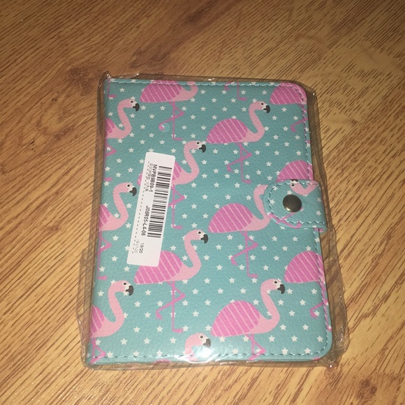 🌟 Host Pick 🌟Flamingo passport holder. - Picture 4 of 4